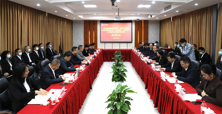 集團公司與萬源市人民政府正式簽訂《萬源舊院黑雞產(chǎn)業(yè)“綠色發(fā)展、種業(yè)振興”三年提升行動項目投資協(xié)議》